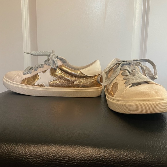 EUC Stylish Gold and White Women's Sneakers - Picture 2 of 9